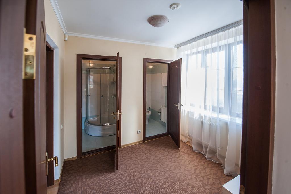 Stella De Lux Hotel Chisinau Exterior photo